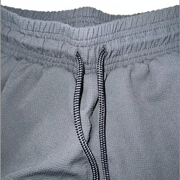 Alo 5' Traction Short in Anthracite - Picture 3 of 4